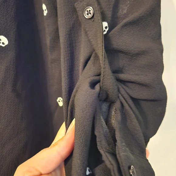 Skull Pattern Women's Shirt, Black Button Down Shirt, Sz Large, Goth Olive & Oak - Picture 2 of 8